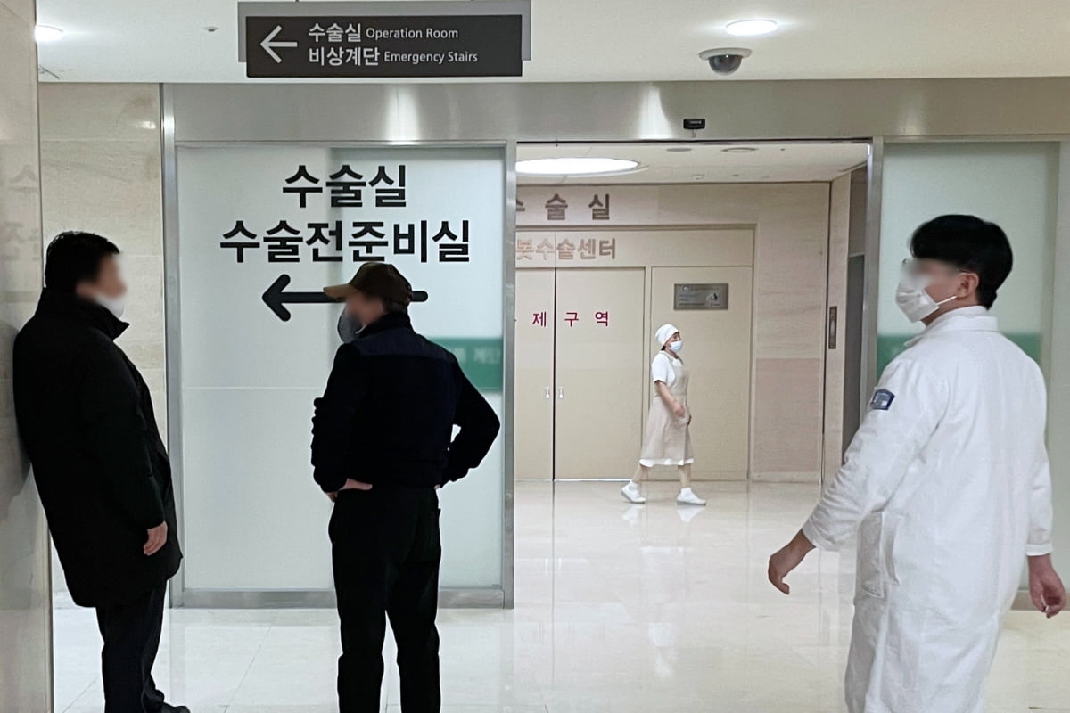 21일 오후 서울의 한 대형병원 수술실 앞에 환자 보호자들이 대기하고 있다. 사진=연합뉴스