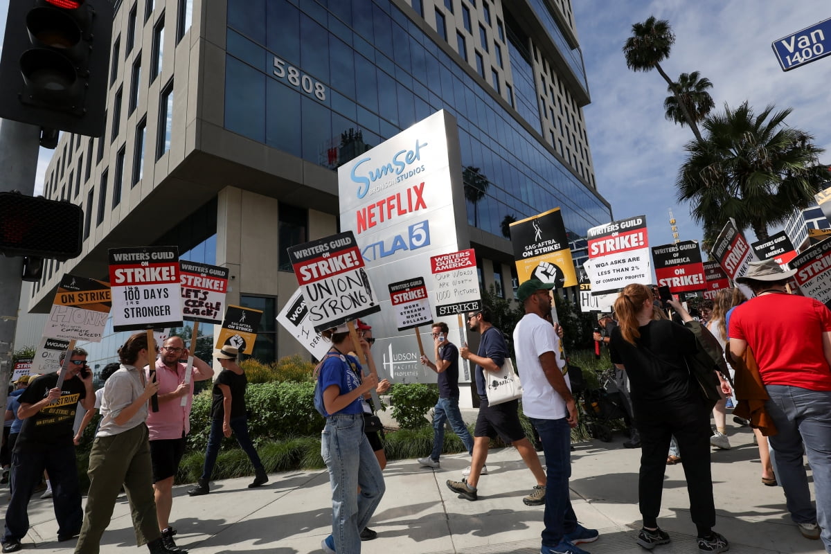 2023년 9월 5일 미국 캘리포니아주 로스앤젤레스에 있는 넷플릭스 사무실 밖에서 SAGAFTRA
배우들과 미국작가조합(WGA) 작가들이 파업 중 피켓 시위를 벌이고 있다. 사진=연합뉴스