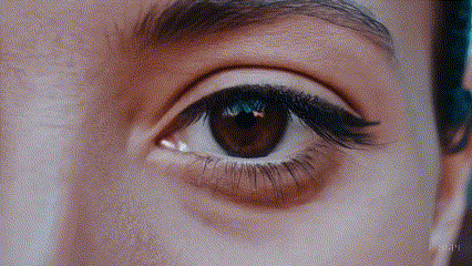 소라로 제작한 영상. 프롬프트: 마법의 시간 동안 마라케시에 서서 눈을 깜박이는 24세 여성의 극단적인 클로즈업, 70mm로 촬영된 영화 필름, 피사계 심도, 생생한 색상./오픈AI