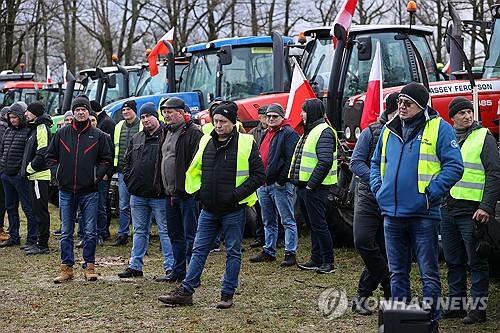 유럽 농민시위 '들불'…뿔난 농부들, 왜 거리로 나섰나