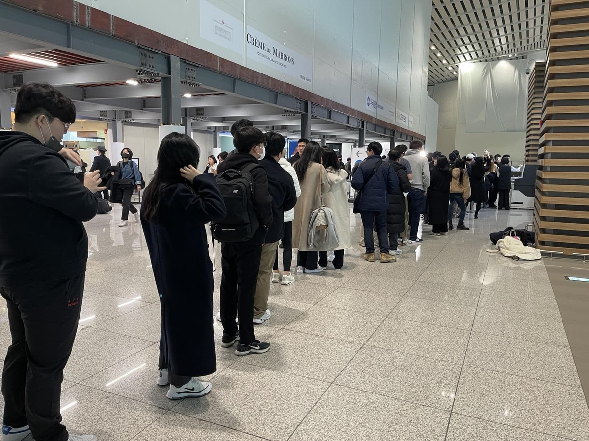 이정후 출국에 인천공항 '와글와글'…끝없이 이어진 사인 줄
