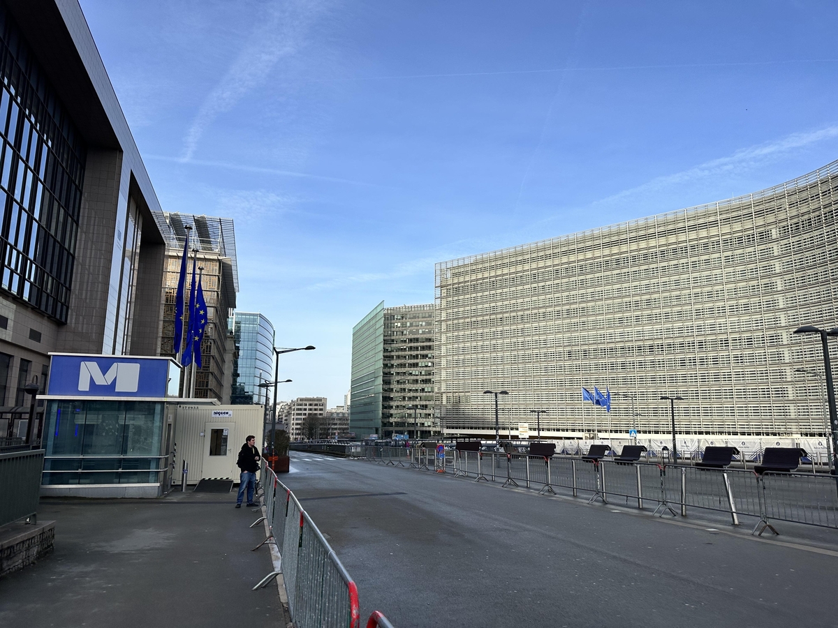 [르포] 'EU정상회의' 브뤼셀 점령 트랙터 1천대…소똥·물대포 공방