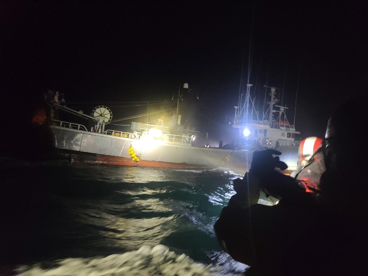 통영 홍도 인근 해상서 어선 화재…승선원 7명 구조
