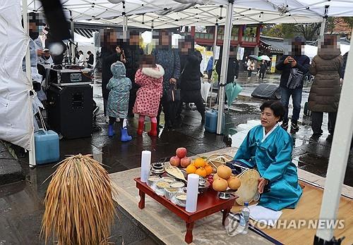 '가는 겨울 아쉬워' 흐린 날씨에도 전국 유원지·축제장 북적