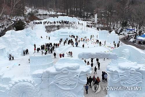 '가는 겨울 아쉬워' 흐린 날씨에도 전국 유원지·축제장 북적