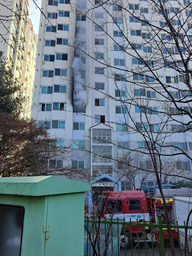 경기 안성 아파트서 불…1명 연기흡입·14명 대피