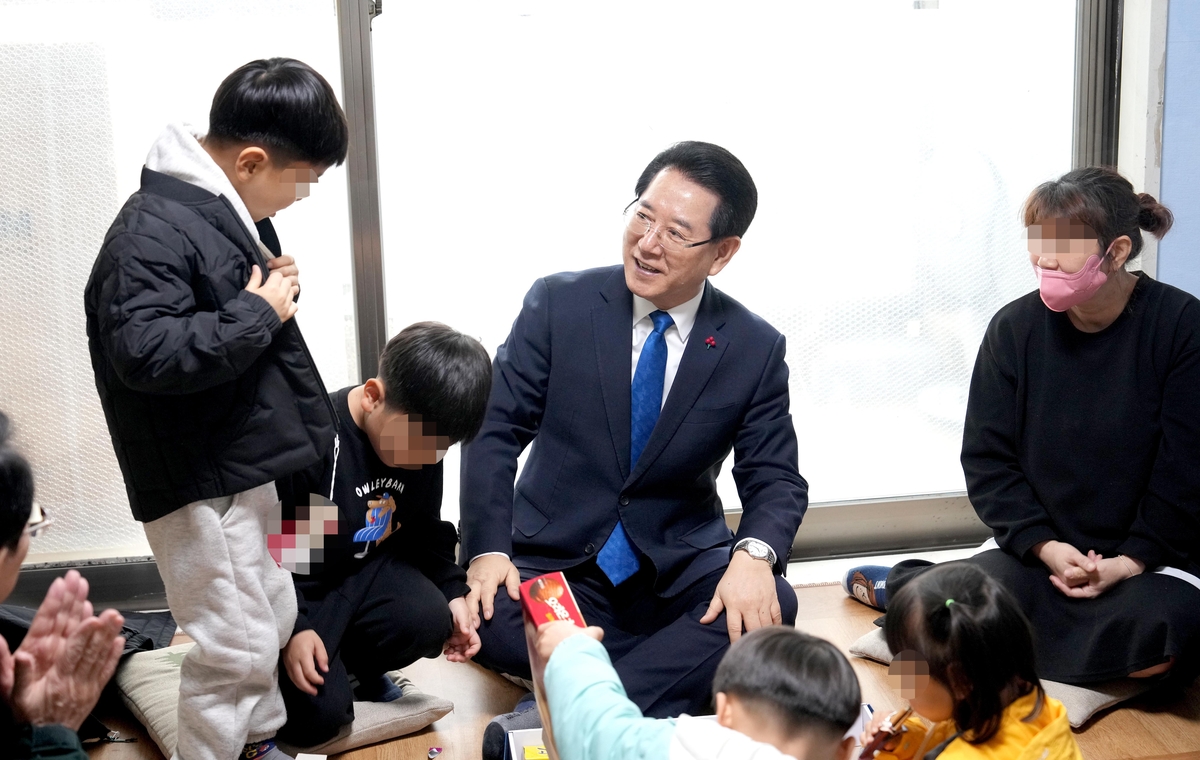 김영록 전남지사, 강진 6남매 가정 방문…'인구 늘리기' 의지