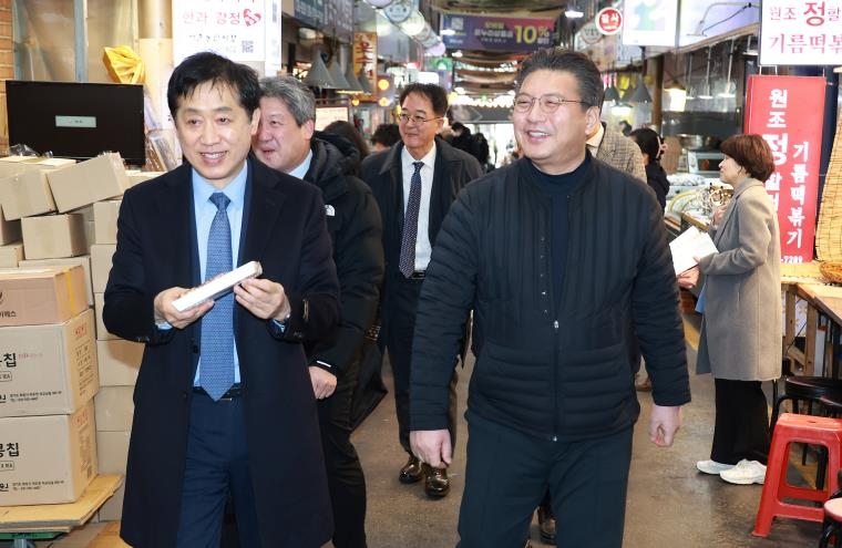 금융위원장, 설 맞이 전통시장 방문…소상공인 애로사항 청취