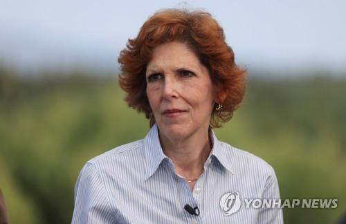 파월에게 힘 실어주는 연준 인사들 "금리인하 서두를 필요 없어"