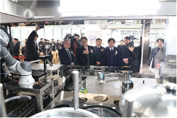 "영동선 문막휴게소서 로봇이 끓여주는 라면 맛보세요"(종합)