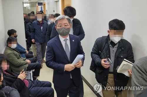 '강제추행·선거법 위반 혐의' 의령군수 선고, 법원 인사로 연기