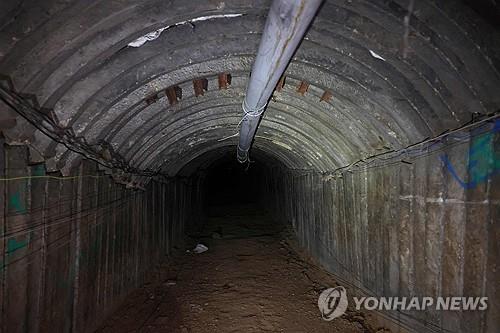 "부엌·욕실 갖춘 하마스 지하터널…인질 가두려 철문 설치도"