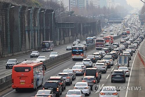 '양손 가득 보따리' 기차역 등 혼잡…민속촌·스키장 활기