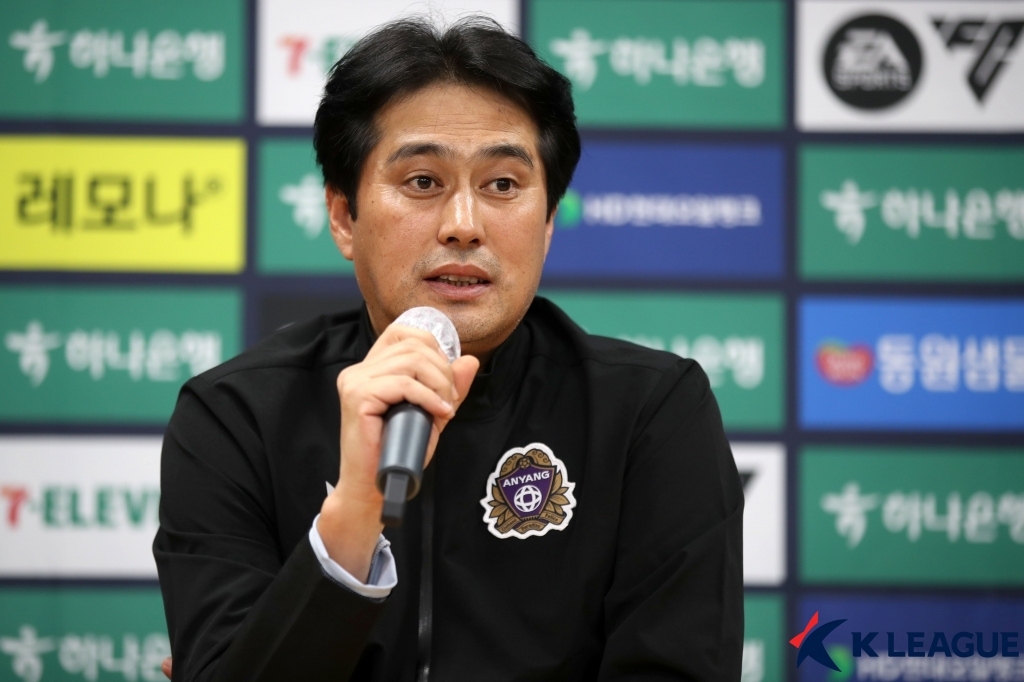 '초보 사령탑' FC안양 유병훈 "주도적인 축구로 1부 승격 도전"