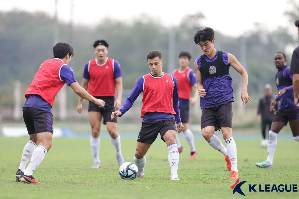 '초보 사령탑' FC안양 유병훈 "주도적인 축구로 1부 승격 도전"