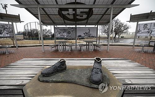 "고철로 팔려고"…MLB 첫 흑인 선수 로빈슨 동상 절도범 체포