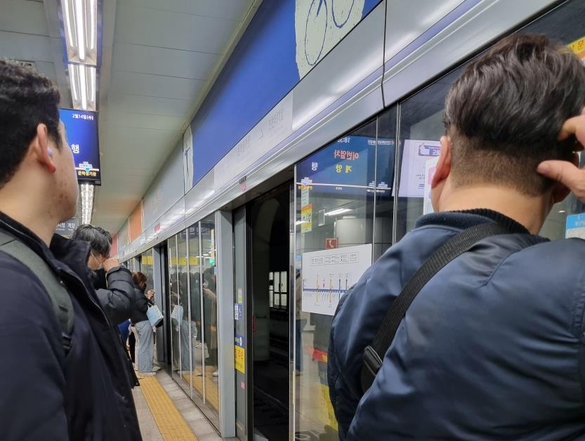 퇴근길 인천지하철 열차 출입문 고장…승객들 하차 소동