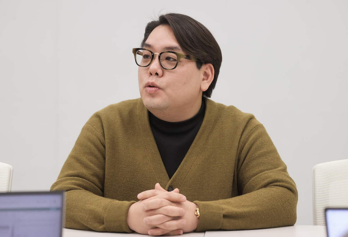 오페라 지휘자 이든 "지휘봉 들면 성악가도 되고 연주자도 되죠"