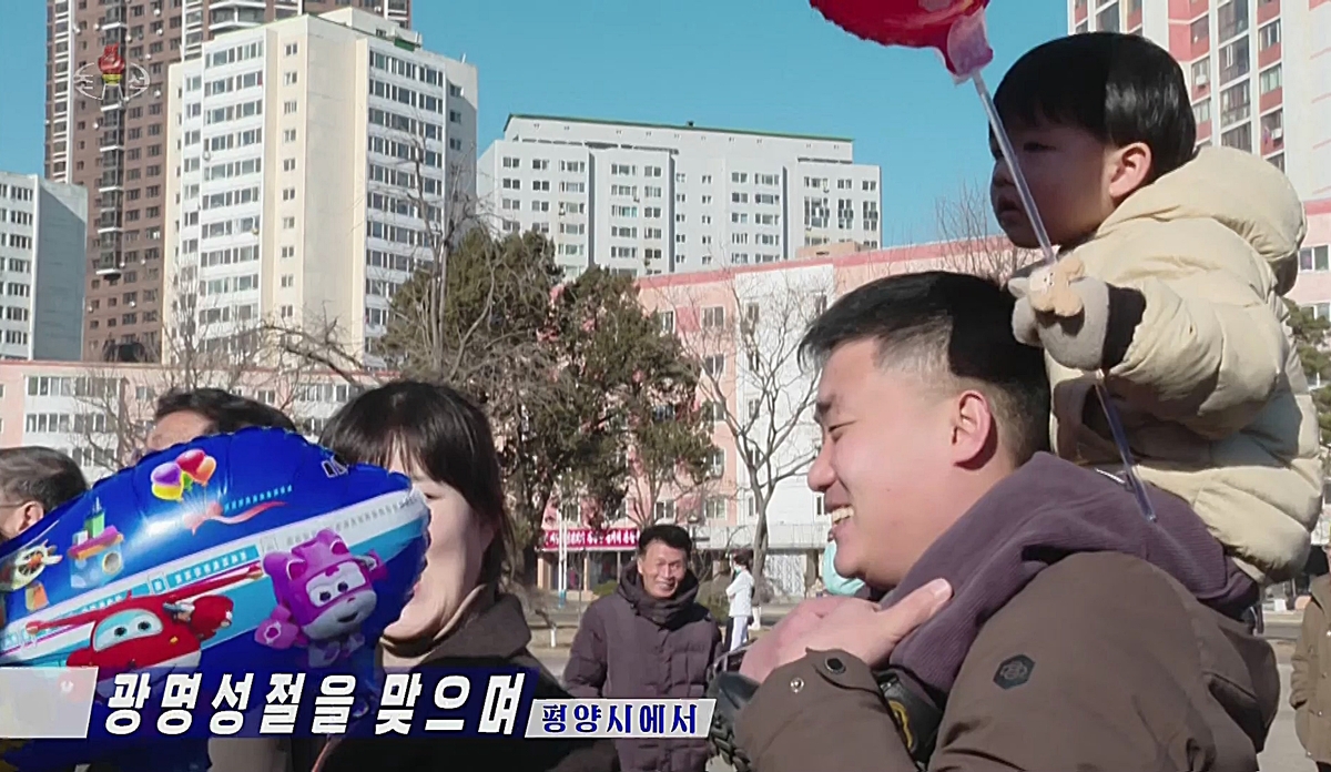 북한 TV에 한국 애니 캐릭터가…'슈퍼 윙스' 풍선 포착