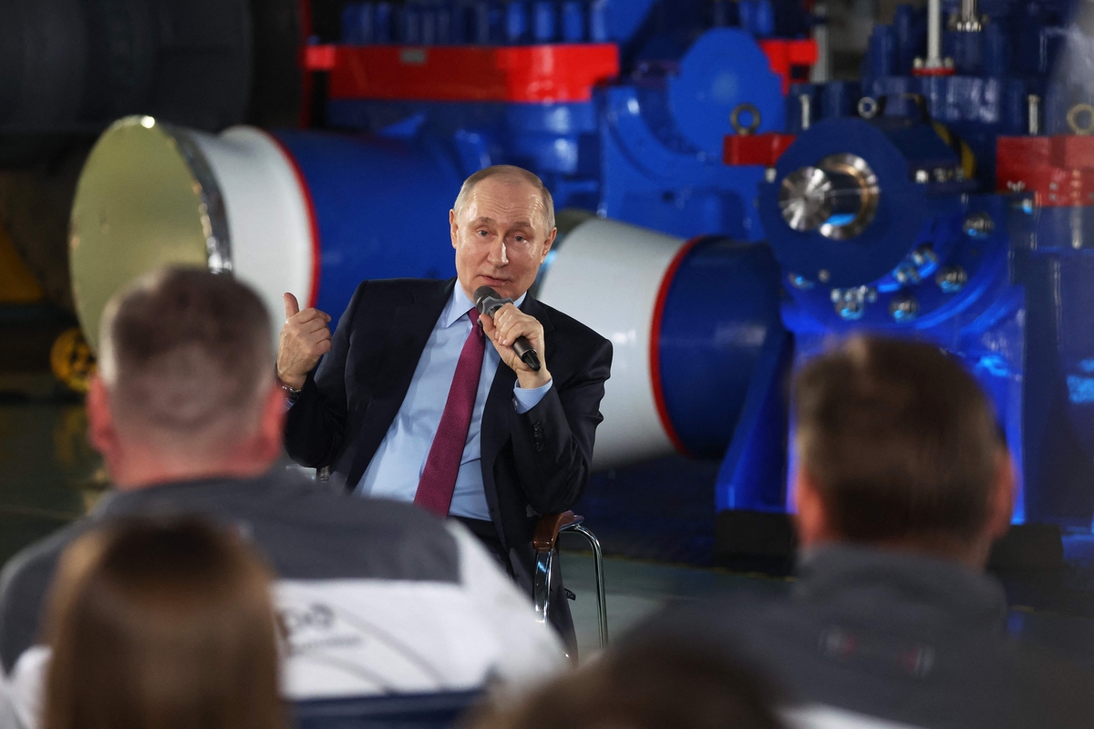 나발니 급사한 날 푸틴은 기계공장서 미소띤 채 연설