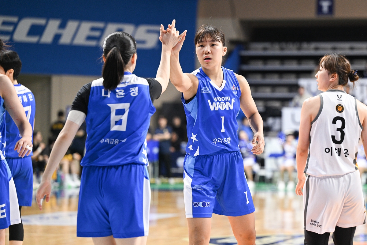 박지현 33점…여자농구 우리은행, KB에 22점 차 대승