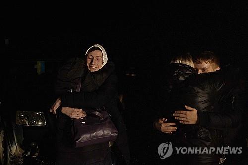 러에 의해 끌려간 우크라 어린이 11명 가족 품으로…카타르 중재