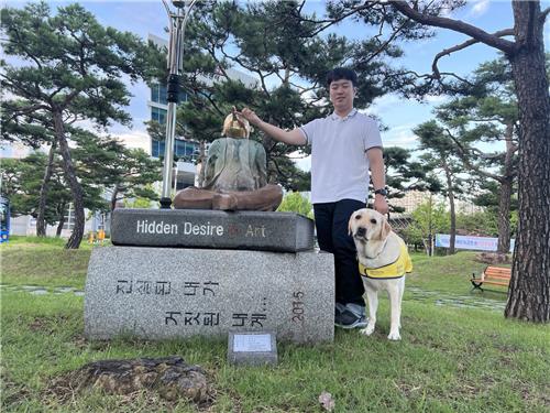 경북대, 시각장애인 학업 도운 안내견에 명예졸업증