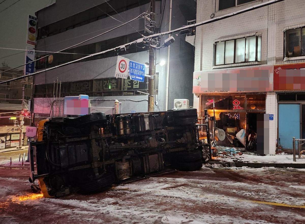 눈 치우다 넘어진 제설차…부천서 한때 차량 통제