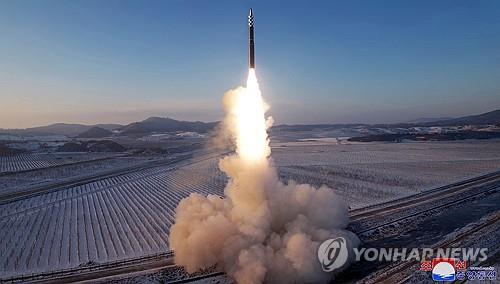 우크라 "러, 北탄도미사일 '화성 11형' 20여발 발사 확인"