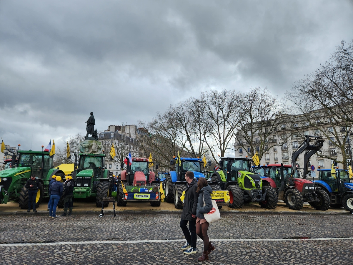 佛 트랙터 시위대 파리 시내 집결…정부 압박 수위 높이기