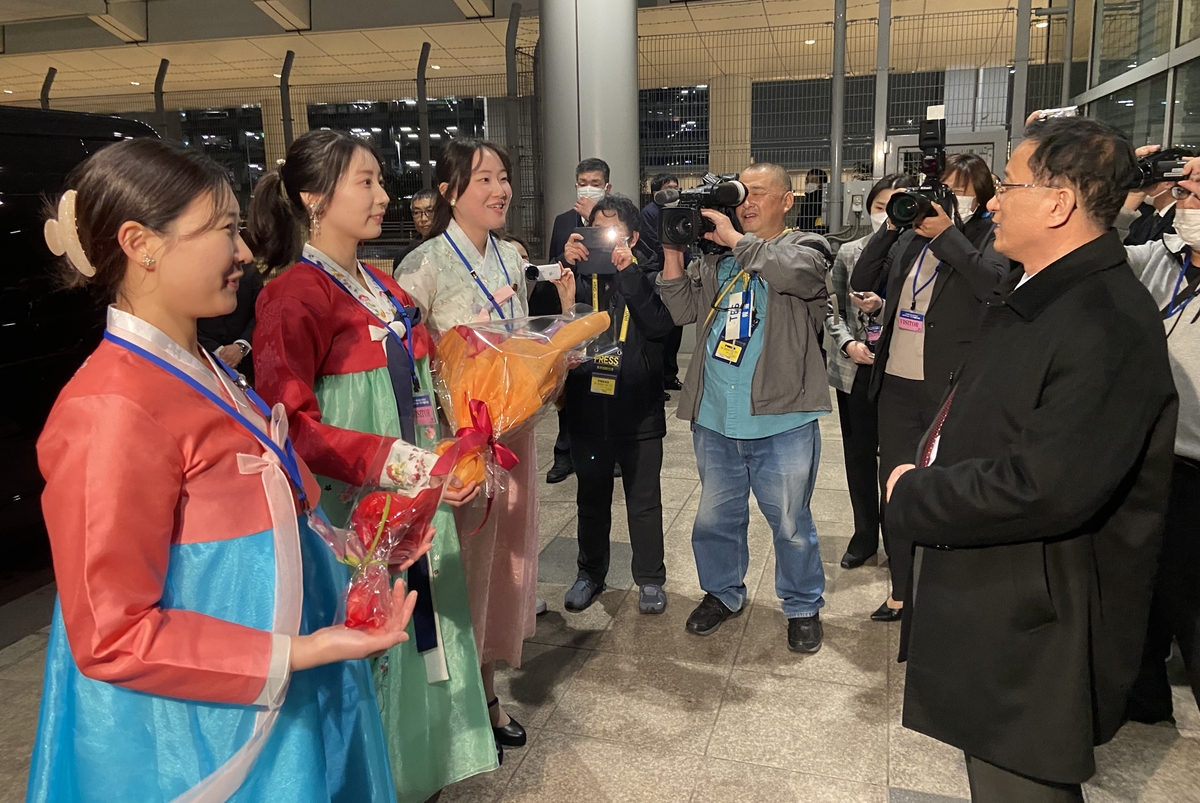 北 여자축구 대표팀 일본 입국…"동포들 열렬한 환영에 감사"