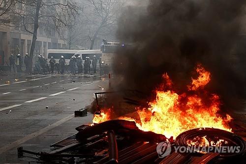 트랙터 시위대, EU 문턱 '진격'…불 지르고 방어벽 돌진