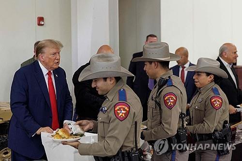 바이든·트럼프, 29일 美남부국경 동시방문…이민정책 대결 가열(종합)