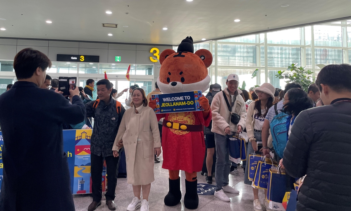 무안공항, 동남아 3개국 '무사증 입국' 내년 3월까지 연장