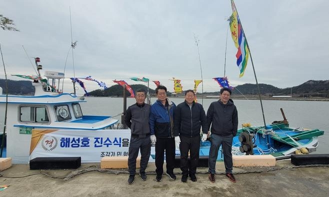 섬마을 옛 스승의 제자 사랑…퇴직금 2억 쾌척 어선 선물