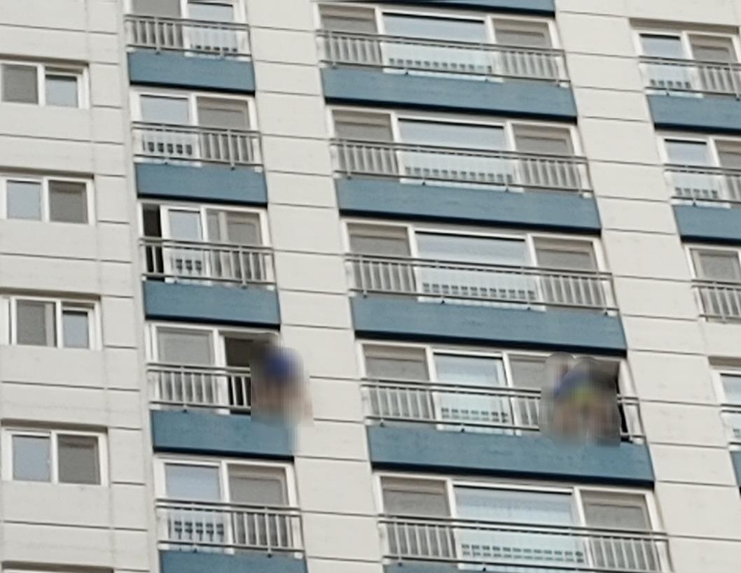아파트 고층서 난간 넘나든 초등학생들 '위험천만'