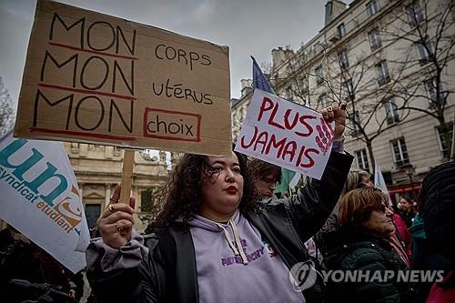'낙태의 자유 명시' 개헌안 프랑스 상원 통과…내달 최종 투표