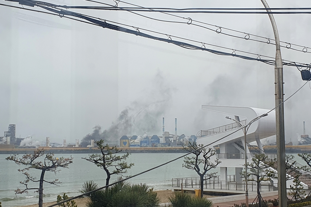 포항제철소 원료이송 컨베이어벨트서 또 불…10분만에 진화