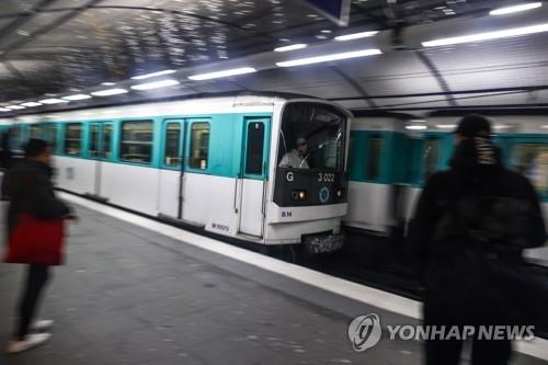 파리 지하철, 아픈 승객 승강장에 하차시키기로