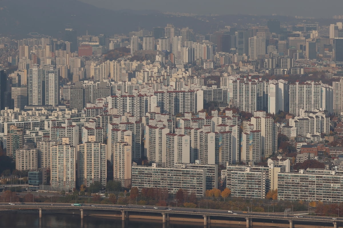 PF 부실 공포에…10대 브랜드 아파트 '인기'