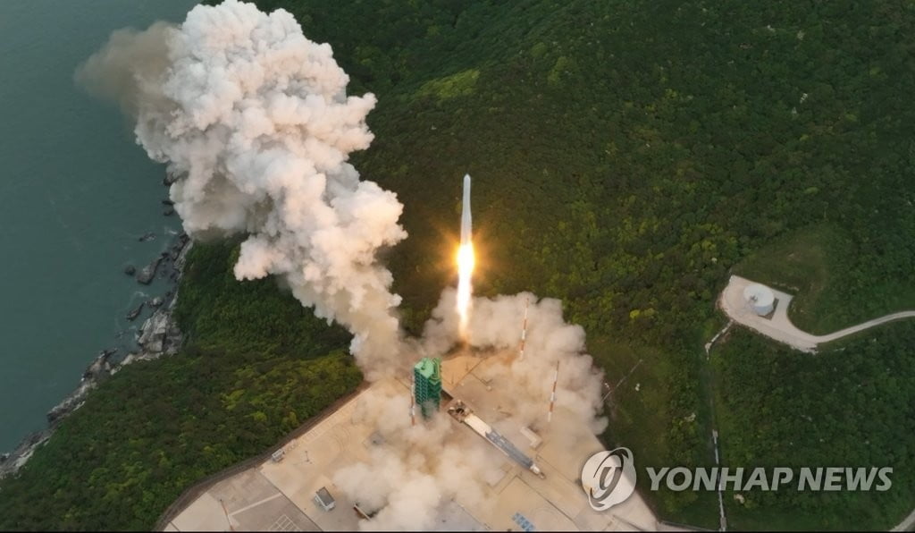 전남 고흥 나로우주센터에서 누리호가 발사되는 모습 