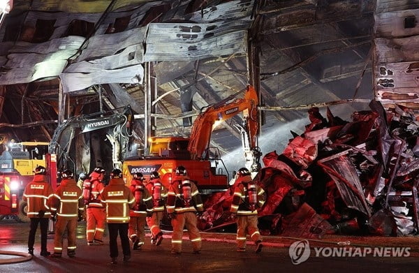 문경 화재 참변…'27·35세 소방관' 분향소 설치
