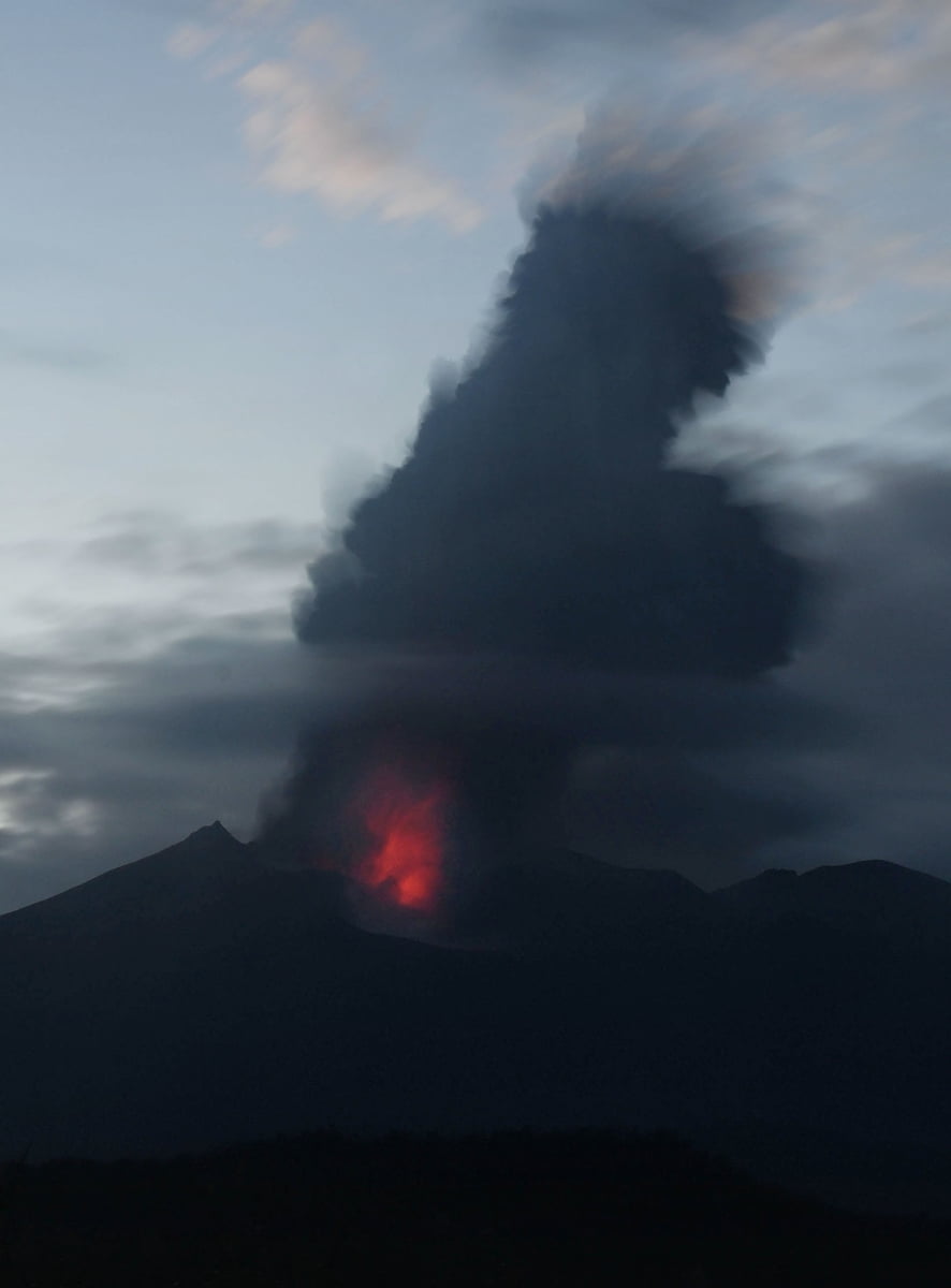 日 규슈 화산섬 분화…5㎞까지 연기 솟구쳐