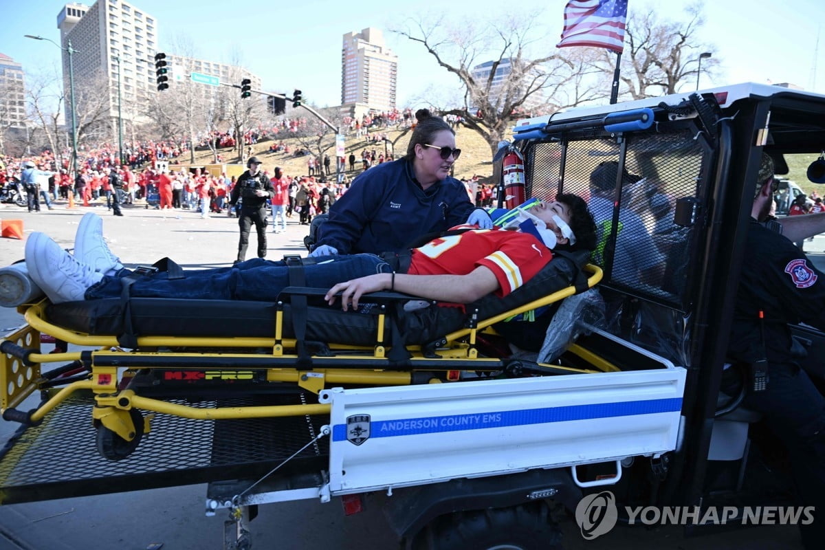 美캔자스시티서 퍼레이드 중 총격 발생…"8~10명 부상"