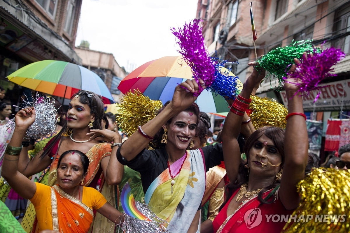 네팔서 여성 커플 결혼...남아시아 첫 사례
