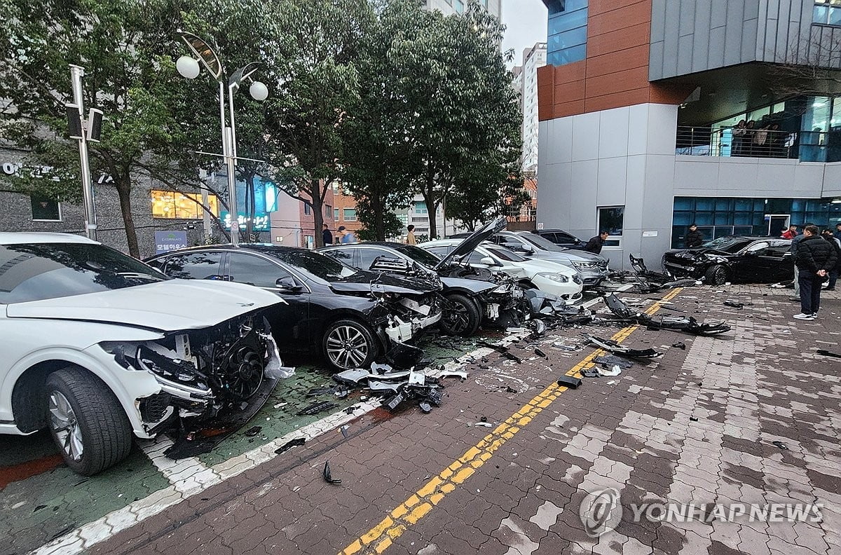 순식간에 '쾅쾅쾅'…주차 차량 7대 박살