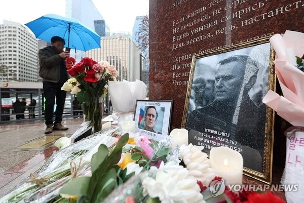 "나발니 시신, 감옥에 묻힐 것"…러, 유족 압박 의혹