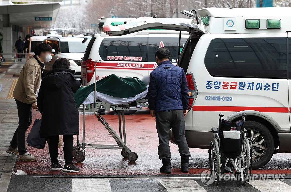 '병원 이탈' 나흘째…남은 의료진도, 환자도 괴롭다