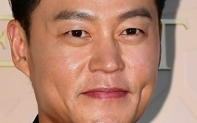 Seojin Lee handed over an envelope with a large amount of money.