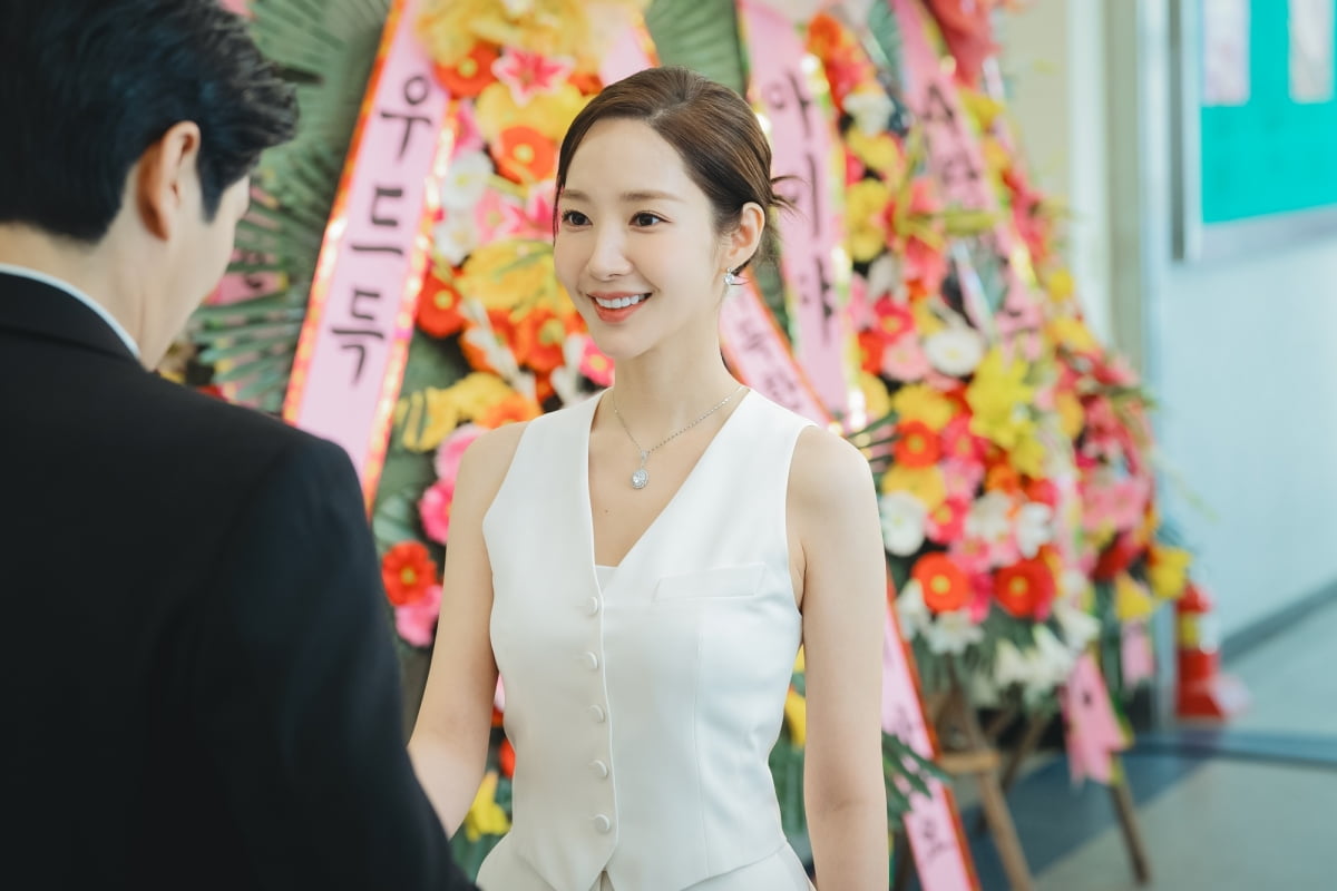 Park Min-young, wedding guest look